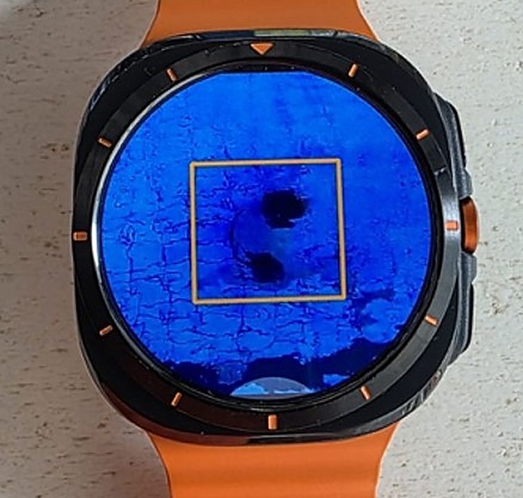 Smartwatch met een alarmmelding voor de lifeguard